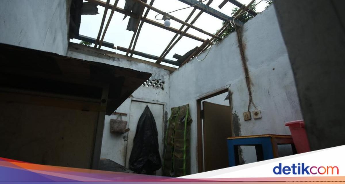 Panik Di Bekasi! Puting Beliung Angkat Atap Rumah Warga