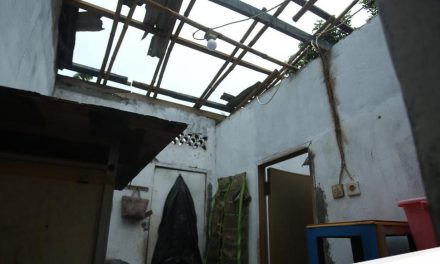 Panik Di Bekasi! Puting Beliung Angkat Atap Rumah Warga