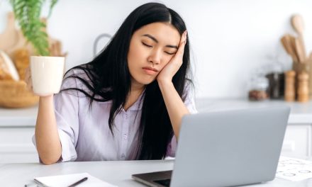 Tips Mengurangi Rasa Ngantuk Saat Bekerja Di Depan Laptop
